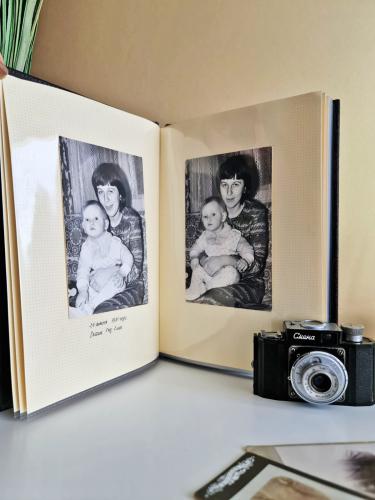 Фотоальбом для старых фото кармашки до 21х30 см 20 файлов А4 4 болта с шильдом 9х11 см, надпись на обложке В АССОРТИМЕНТЕ